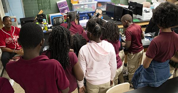Actress Dawnn Lewis’ Foundation Sponsors Elementary STEM Clubs for Underserved Chicago Students